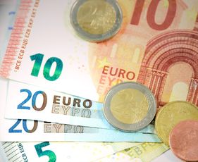 EUR/USD Forms Inverted Cup & Handle Pattern as Risks Rise