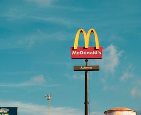 Polacy muszą pracować 62 i pół minuty aby pozwolić sobie na Big Maca w 2022 roku