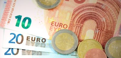 EUR/USD Forms Inverted Cup & Handle Pattern as Risks Rise