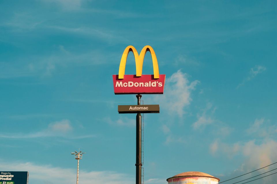 Polacy muszą pracować 62 i pół minuty aby pozwolić sobie na Big Maca w 2022 roku